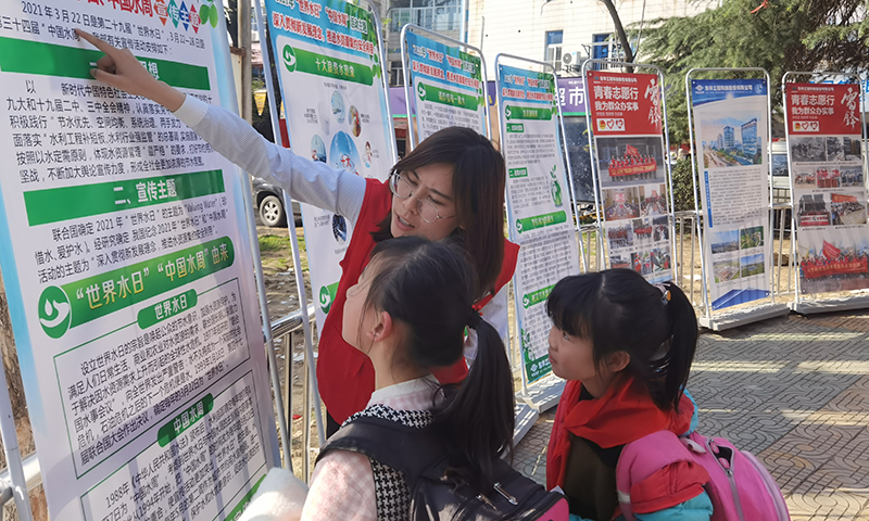 2021年3月25日，藍(lán)鴿志愿服務(wù)隊前往社區(qū)開展“世界水日”暨“中國水周”主題宣傳活動（1）